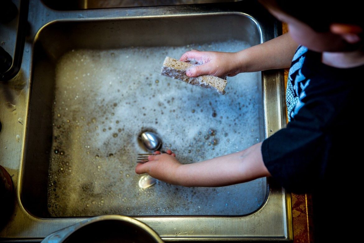 washing dishes 1112077 1280 washing dishes 1112077 1280