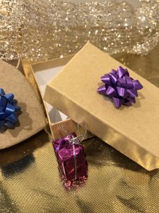 gift purple bow